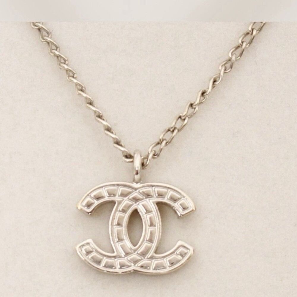 CHANEL Vintage CC Logo Grid Quilted Pendant Necklace Gold Tone 06V 16.5" Authent